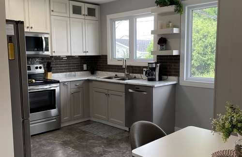 Saskatoon House | Cozy Space, 5mins to outdoor pools, shops, and restaurants.