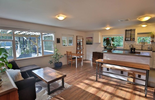 Ganges Cottage | Cozy space in Ganges