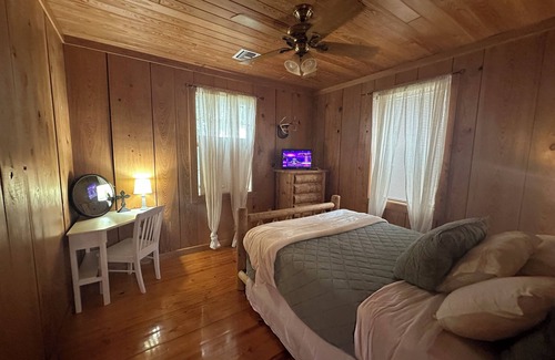 Cut Off Cabin | Cozy space in Lafourche parish Family outdoor space