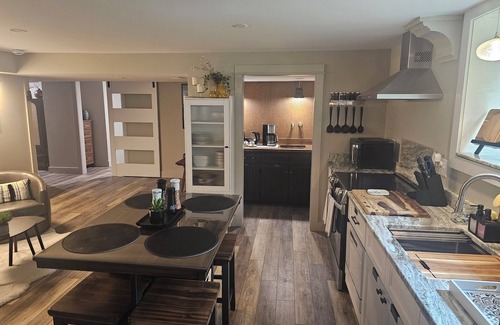 Waterbury Apartment | Cozy spacious 1-bedroom apartment sleeps 3, with AC, walk to town. Near skiing.