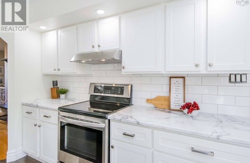 Lower Sackville House | Cozy & Spacious 2BR home in a quiet neighborhood near shopping center
