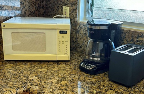 McCully - Moiliili Condo | Cozy Spacious 2Bedroom 1 Bathroom, close to BEACH and FREE Parking!