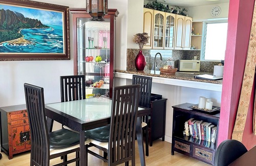 McCully - Moiliili Condo | Cozy Spacious 2Bedroom 1 Bathroom, close to BEACH and FREE Parking!