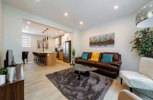 West Edmonton House | Cozy Spacious 3 bedroom Retreat ~ FREE parking 2.5 bath