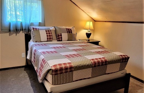 Arlington Cabin | Cozy Spacious 3 Bedroom Cabin in a Country Setting!