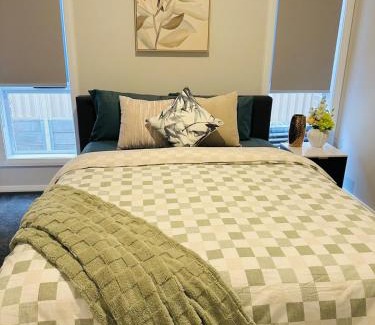 Pendle Hill House | Cozy & Spacious 5BR Family Home with Free On-Site Parking