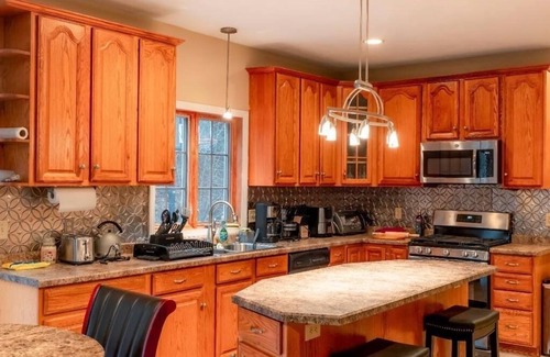 Ware House | Cozy, Spacious and Quiet 2-bedroom house with Central AC, WiFi and fitness room