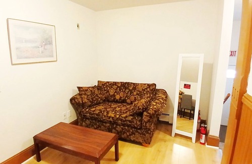 New London Apartment | Cozy spacious bedroom with queen bed, only half mile to Rt.95, exclusive bath