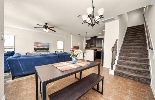 Barker House | Cozy & Spacious Getaway -4Bedroom With King bed & Backyard