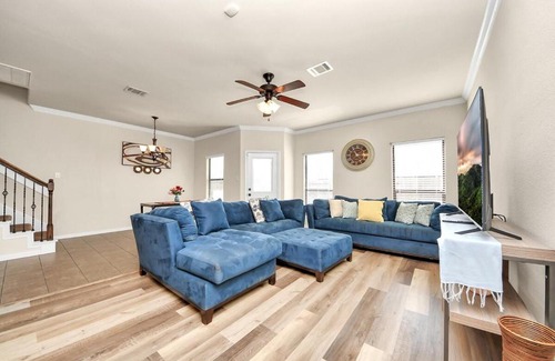 Barker House | Cozy & Spacious Getaway -4Bedroom With King bed & Backyard