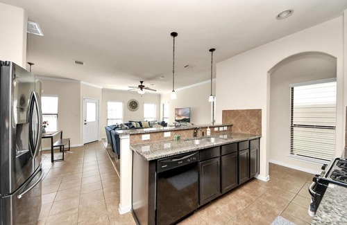 Barker House | Cozy & Spacious Getaway -4Bedroom With King bed & Backyard