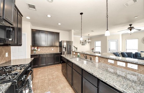 Barker House | Cozy & Spacious Getaway -4Bedroom With King bed & Backyard