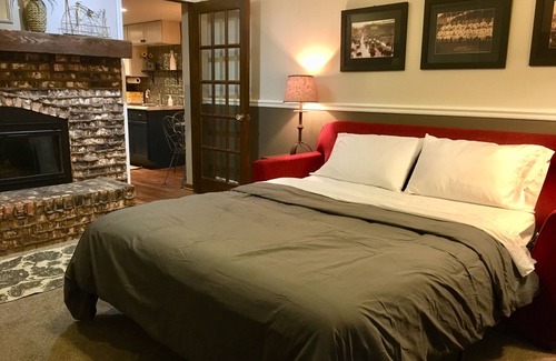 Bartlett House | Cozy & Spacious Guest Suite in Beautiful, Quiet Neighborhood