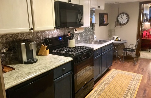 Bartlett House | Cozy & Spacious Guest Suite in Beautiful, Quiet Neighborhood