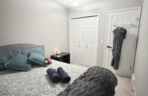 Signal Hill House | Cozy & Spacious Home in Prime SW Calgary Location Near Amenities!