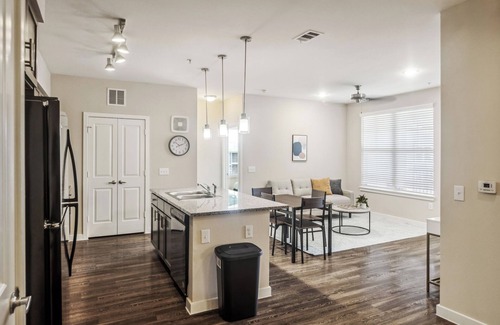 Southeast Houston Apartment | Cozy & Spacious I Parking I Properties by Preston