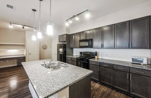Southeast Houston Apartment | Cozy & Spacious I Parking I Properties by Preston