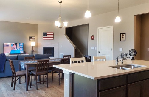 The Pinery House | Cozy, Spacious, Mountain Getaway!