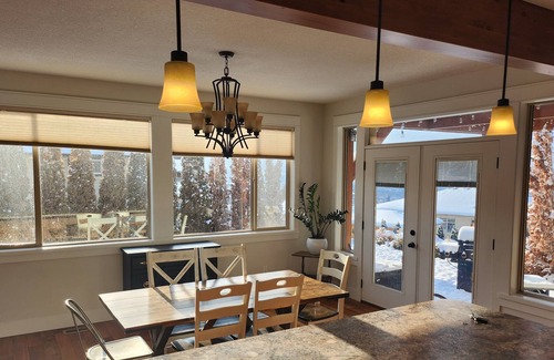 Vernon House | Cozy,spacious, open concept,3 bedroom, extra bonus family room with 2 bunkbeds