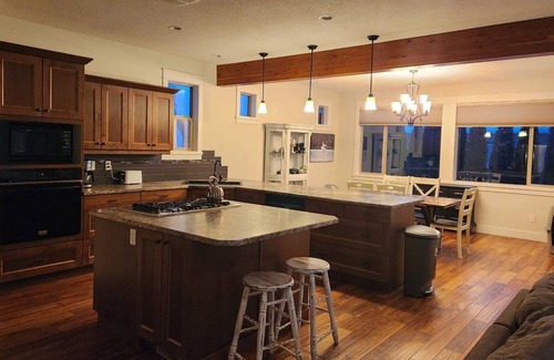 Vernon House | Cozy,spacious, open concept,3 bedroom, extra bonus family room with 2 bunkbeds