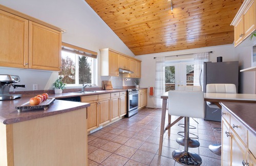 Pemberton House | Cozy Spacious Retreat: w/Hot Tub & Mountain Views