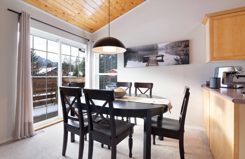 Pemberton House | Cozy Spacious Retreat: w/Hot Tub & Mountain Views
