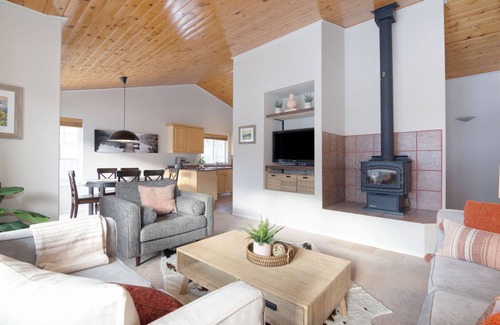 Pemberton House | Cozy Spacious Retreat: w/Hot Tub & Mountain Views