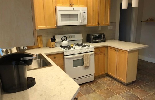 Land Park House | Cozy Spanish Bungalow bordering Land Park and Downtown