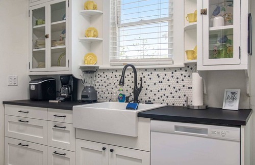 Dundee-Happy Hollow Historic District Apartment | Cozy Spot w/a Private Hot Tub, Near Attractions!