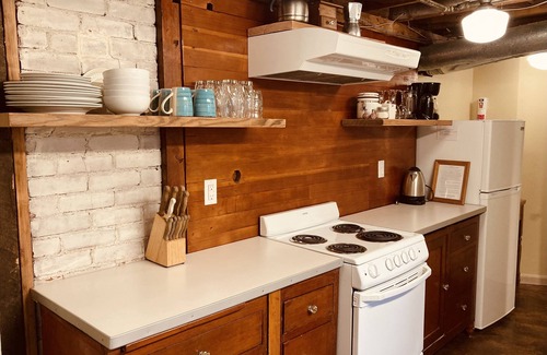 La Grande House | Cozy Spring Avenue Bungalow