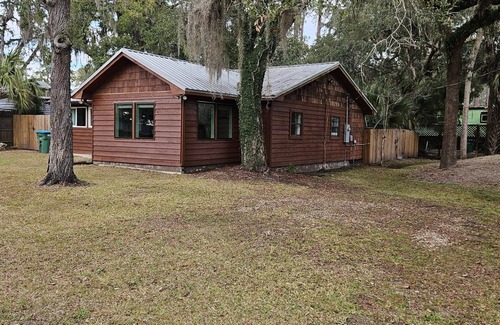 Crawfordville House | Cozy Spring Creek Cottage, fishing, hunting, relaxing in nature's coast.