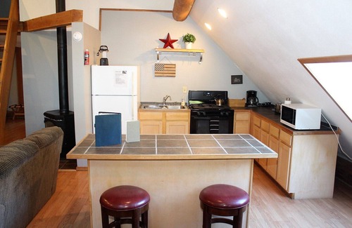 Randle Cabin | Cozy St. Helen's Cabin is Pet-friendly, Hot tub, AC, WIFI, Seasonal River Access
