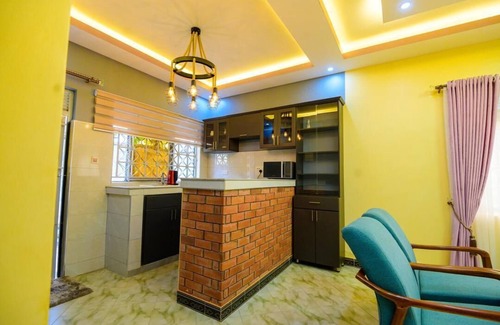 Entebbe House | Cozy standalone bungalow for a retreat, party and a home. Secure & Pet-Friendly!