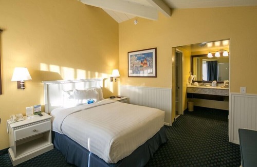 Downtown Monterey Cabin | Cozy Standard Queen Room Near Beach and Across Lake!