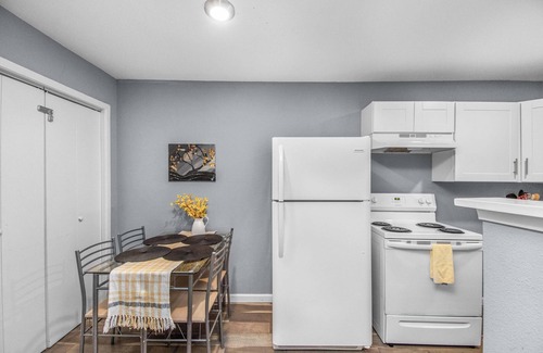 Park Place Apartment | Cozy Stay | 3 Full Beds | Near HEB & Hwy