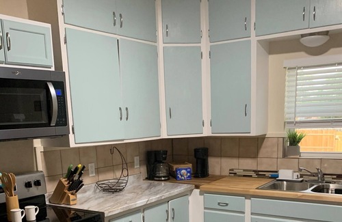 Elkhart House | Cozy stay at newly remodeled Oasis at Point Rock. Pet friendly!