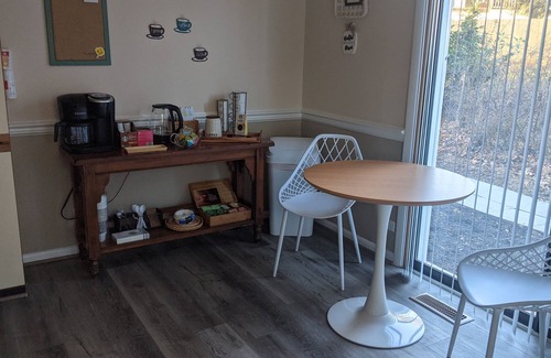 Rio Bed & Breakfast | Cozy stay in an updated colonial style house, ≈ 5 min drive to downtown and UVA
