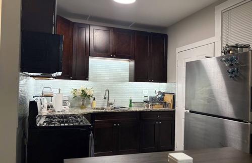 Rogers Park Condo | Cozy Stay in Chicago, 2 Br, Up to 5 People, Free Parking, 32+ Stay