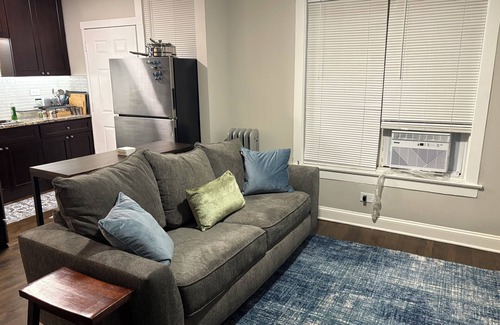 Rogers Park Condo | Cozy Stay in Chicago, 2 Br, Up to 5 People, Free Parking, 32+ Stay