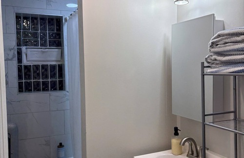 Rogers Park Condo | Cozy Stay in Chicago, 2 Br, Up to 5 People, Free Parking, 32+ Stay