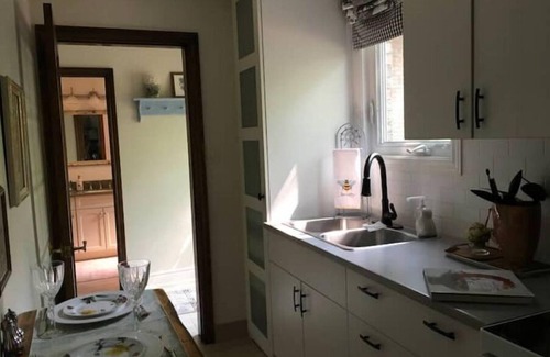 Clarkson-Lorne Park Apartment | Cozy stay in the the Heart of Lorne Park.