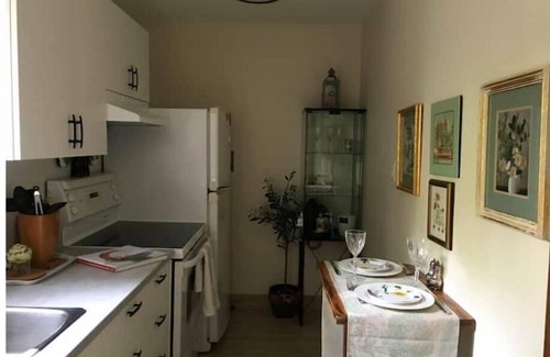 Clarkson-Lorne Park Apartment | Cozy stay in the the Heart of Lorne Park.