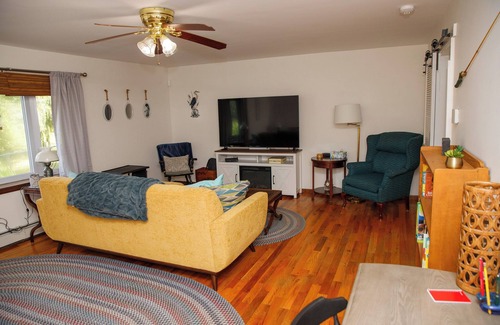 North East House | Cozy stay on 10acres. Walk to the lake any season: Swim, Fish, Wine, Ski, Relax.