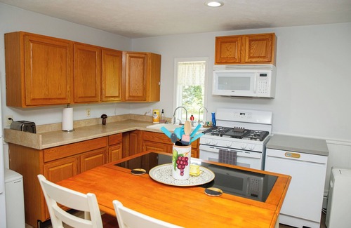 North East House | Cozy stay on 10acres. Walk to the lake any season: Swim, Fish, Wine, Ski, Relax.