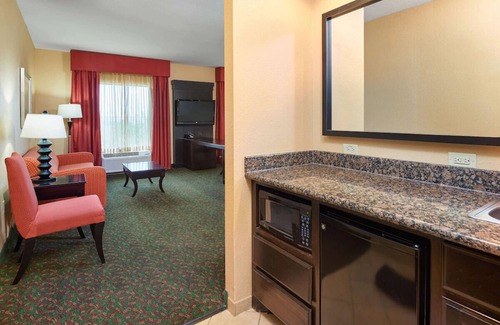 Waco Hotel | Cozy Stay w/Modern Amenities Near I-35! Free Breakfast, Indoor Pool!