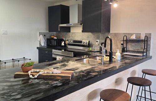 Essex House | Cozy Stay with modern amenities & 5 min walking distance to shops & eateries