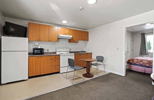 Fremont House | (Cozy studio, 1BED, 1BA, w/kitchen)