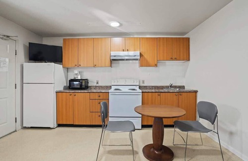 Fremont House | (Cozy studio, 1BED, 1BA, w/kitchen)