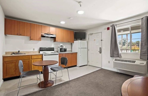Fremont House | (Cozy studio, 1BED, 1BA, w/kitchen)