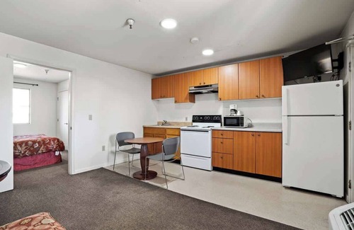 Fremont House | (Cozy studio, 1BED, 1BA, w/kitchen)